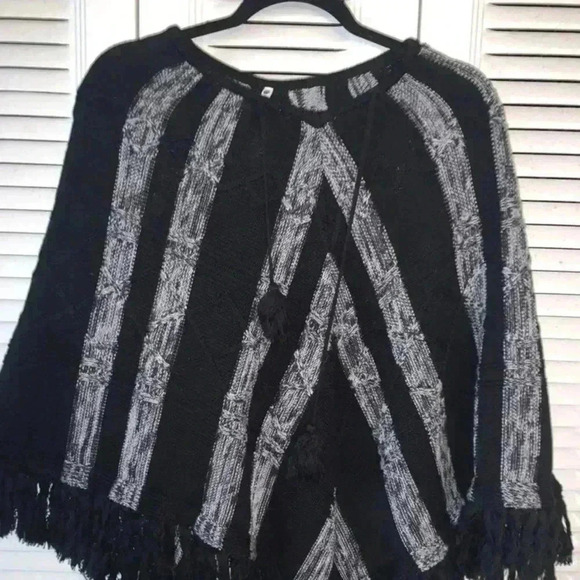 Leo & Nicole Striped Women’s Small/Medium Petite Poncho - Picture 1 of 2